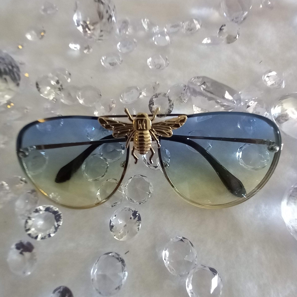 Unisex sunglasses with bee emblem